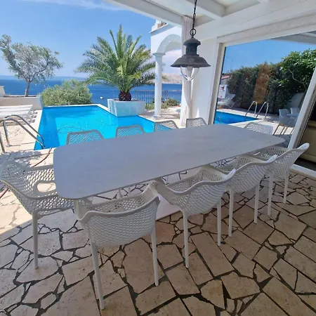 Mar - 50m To The Villa